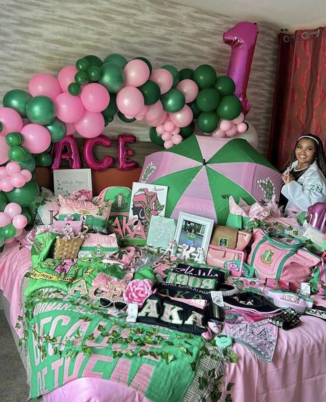 Sorority Room, Aka Sorority Gifts, College Goals, Aka Sorority, Dorm Room Designs, College Planning, College Aesthetic, Alpha Kappa Alpha Sorority, Dream College