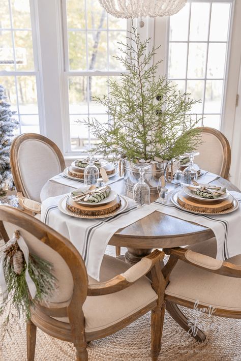 Easy Elegance Wednesdays {10} Christmas Dining Room Table, Christmas Dining Room Decor, Christmas Dining Table Decor, Breakfast Table Setting, Farmhouse Table Centerpieces, Table Centerpieces For Home, Kitchen Table Centerpiece, Dining Room Centerpiece, Farmhouse Table Decor