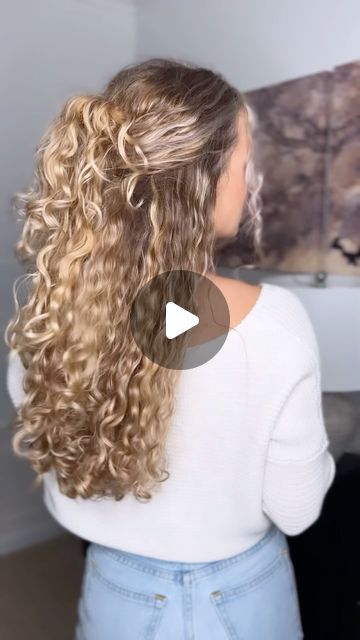 Voluminous Hairstyles Half Up, Volumous Half Up Half Down, Half Up Half Down Claw Clip Curly Hair, Curly Hair Up Dos Easy, Half Updo Curly Hair, Claw Clip Curly Hairstyles, Half Up Twist Hairstyle, Half Up Half Down Hairstyles Curly Hair, Curly Hair Work Styles