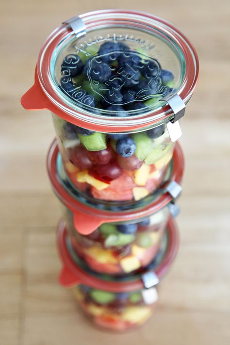 Waste less fruit with this simple tip. Healthy Beach Snacks, Meal Prep Fruit, Salad Appetizer Cups, Beach Snacks, Weight Tips, Fruit Cups, Fruit Salad Recipes, Food Saver, Make Ahead Meals