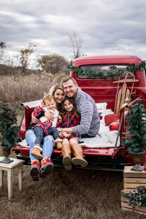 Old Red Truck, Vintage Truck Christmas, Christmas Pictures Outfits, Christmas Photograph, Christmas Family Photoshoot, Truck Photos, Christmas Photo Shoot, Cloth Backdrop, Holiday Mini Session