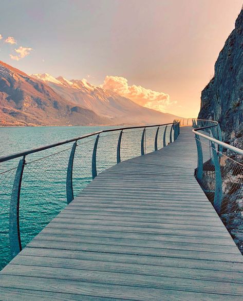 Pista ciclopedonale di Limone sul Garda (BS). Lake Garda Italy, Garda Italy, Italy Aesthetic, Sustainable Tourism, Lake Garda, Italy Vacation, Beautiful Places In The World, Italy Travel, Verona