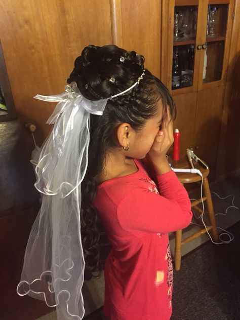 Homecoming Hairstyle, First Communion Hairstyles, Girls Veiled, Communion Hairstyles, First Communion Veils, Holy Communion Dresses, Girl Hair Dos, Short Homecoming Hair, Bella Hair