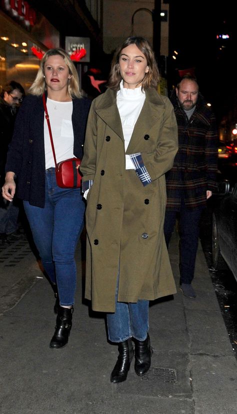 Khaki Trench Coat Outfit, Green Coat Outfit, Trench Coat Outfit Winter, Alexa Chung Street Style, Trench Coat Street Style, Olive Trench Coat, Trench Outfit, Olive Green Coat, Alexa Chung Style