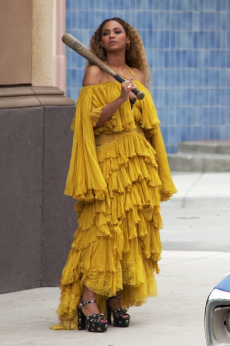 Beyoncé in the "Hold Up" music video Beyonce Yellow, Beyonce Yellow Dress, Yellow Dress, Beyonce, Bat, A Woman, Yellow, Blue, Beyoncé