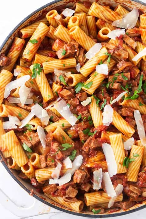 This leftover roast beef pasta transforms simple pantry ingredients into a delicious dinner that everyone will love. Roast Pasta Recipes, Roast Beef Pasta, Roast Pasta, Leftover Roast Beef Recipes, Leftover Steak Recipes, Decadent Dinner, Panini Recipes Chicken, Leftover Roast Beef, Pasta Skillet