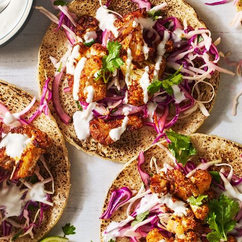 Cauliflower tacos Roasted Cauliflower Tacos, Spiced Cauliflower, Cauliflower Tacos, Professional Cooking, Veggie Meals, Vegetarian Cabbage, Roasted Cauliflower, Bowls Recipe, Healthy Dinner Recipes