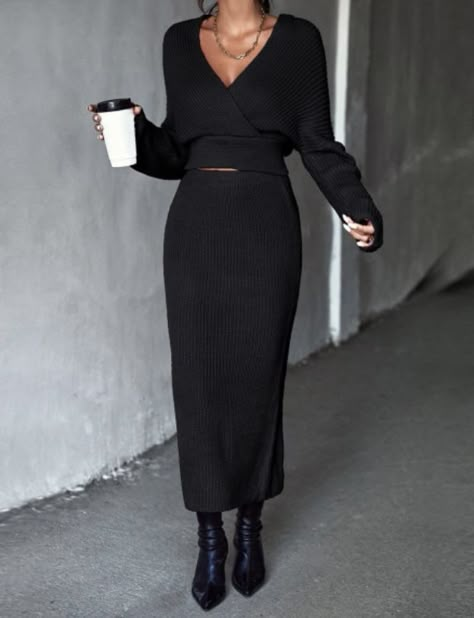 Black Ribbed Skirt Outfit Winter, Long Black Bodycon Skirt Outfit, Long Skirt Dressy Outfits, Knit Black Skirt Outfit, Long Ribbed Skirt Outfit, Long Skirt Big Sweater, Business Casual Long Skirt, Black Knitted Skirt Outfit, Black Knitted Sweater Outfit