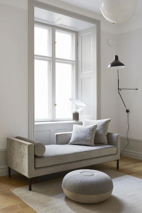 Swedish Apartment, Pictures People, Chaise Lounges, 아파트 인테리어, Apartment Decor Inspiration, Window Trim, Design Del Prodotto, Easy Home Decor, Minimalist Living