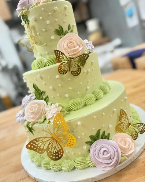 New display cake! Butterflies and pastel green😍. #pastel #greencake #pearls #glitter #displaycake #butterflies #butterflycake Hello 16, Display Cake, Sweet 16 Themes, Princesa Tiana, Quince Decorations, Green Cake, Cake Inspo, Green Pastel, Butterfly Cakes