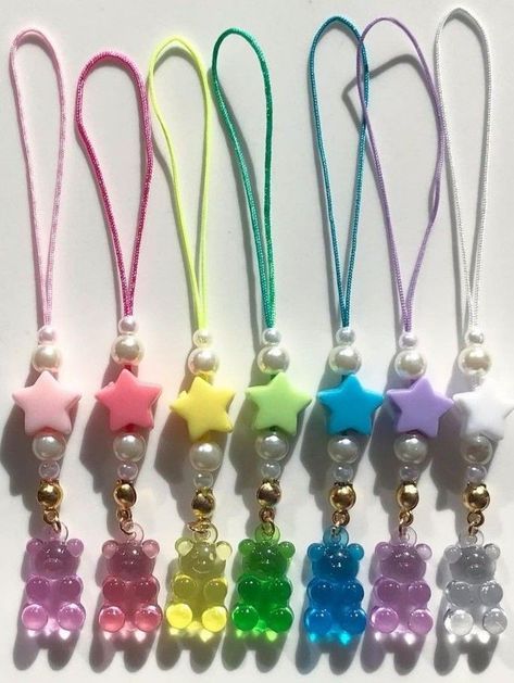 How To Make A Keychain For Your Phone, Accesorios Aesthetic Diy, Things To Make With Beads, Cute Keychain Aesthetic, Phone Charms Diy, Beaded Keychain Diy, Diy Phone Charms, Telefon Charm, Pulseras Aesthetic