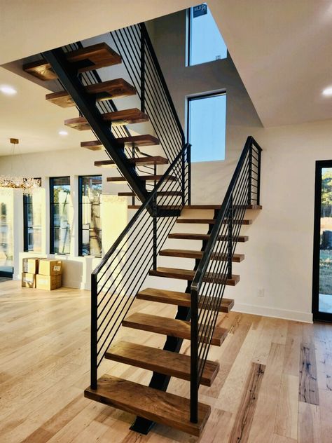 Iron Staircase Railing, Industrial Stairs, House Mediterranean, Staircase Design Modern, Staircase Railing, Stairs Design Interior, Iron Staircase, Stairs In Living Room, Balcony Railing Design