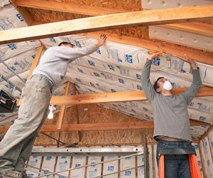 If you have year-round plans for your garage, insulation makes it comfortable. The installation task becomes easier when you select products that avoid the itch and dust. Garage Ceiling Insulation, Ceiling Remodel, Garage Insulation, Garage Floor Paint, Finished Garage, Garage Roof, Rv Garage, Framing Construction, Garage Renovation