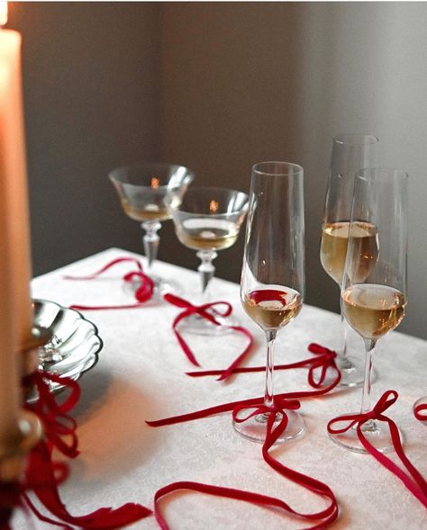 Champagne glasses with bows inspired by @andrrrsky. We are here for this bow trend! 🎀 Glass Aesthetics, Festive Dinner Party, Dessert Christmas, Dinner Party Decorations, Christmas Events, Christmas Brunch, Christmas Inspo, Christmas Tablescapes, Valentines Party