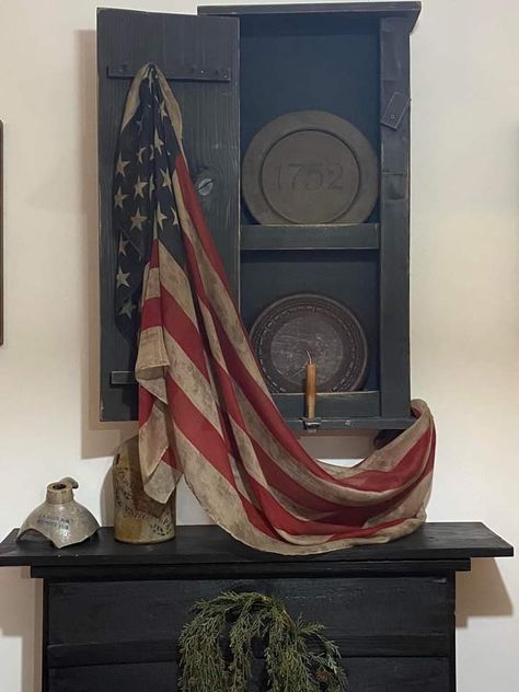 Primitive Flags Ideas, Early American Living Room, Primitive Colonial Living Room, Primitive Patriotic Decor, Rustic Americana Decor, Primitive Americana Decor, Primitive Dining Rooms, Primitive Living Room, Americana Home