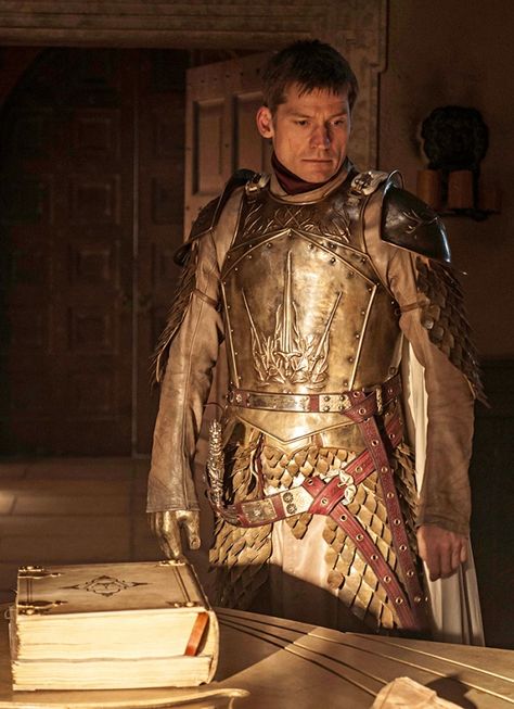 I just have to be a design nerd for a second and say that I love the "facelift" they have given the King's Guard Armor.  It looks so sharp and bad ass! The costume work on this show still just blows my mind Game Of Thrones Jaime, Game Of Thrones Instagram, Cersei And Jaime, Game Of Thrones Costumes, Nikolaj Coster, Game Of Thrones Tv, Nikolaj Coster Waldau, Jaime Lannister, Gra O Tron