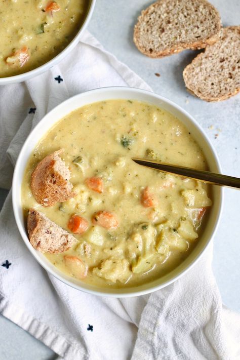 Cozy up with a bowl of this luxuriously thick and creamy Vegan Broccoli Cauliflower Soup! Packed with veggies, this easy healthy soup makes the best lunch on a chilly day. Soup Cauliflower, Broccoli Cauliflower Soup, Easy Healthy Soup, Csa Box, Vegan Broccoli, Fall Produce, Cream Of Broccoli Soup, Broccoli Soup Recipes, Fall Soup