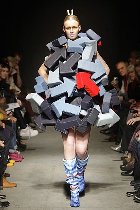 Spotted: Futuristic, Artsy and Extremely Bizarre Fashion | ChapterLilaRia Arrow Dress, Sculptural Fashion, Funny Fashion, Fashion Fail, Weird Fashion, Creation Couture, Inspired Fashion, Wearable Art, Runway Fashion