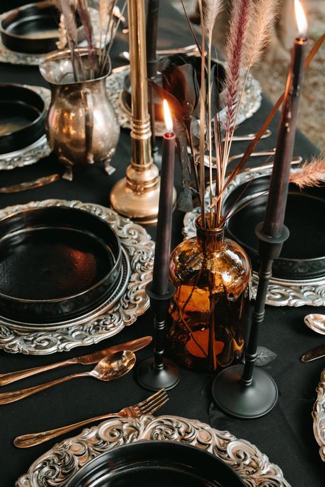 Witchy Dinner, Gothic Dinner Party, Gothic Dinner, Spiritual Wedding, Dyed Napkins, Boho Spiritual, Great Gatsby Themed Wedding, Gatsby Wedding Theme, Dark Mysterious