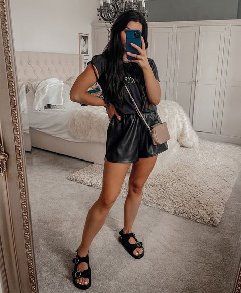 Black Faux Leather Shorts Outfit Summer, Leather Shorts Summer Outfit, Black Going Out Outfit Summer, All Black Summer Outfits For Work, Black Leather Shorts Outfit Casual, Faux Leather Shorts Outfit Summer, Leather Shorts Concert Outfit, Black Hairstylist Outfits, Leather Skirt Summer Outfit