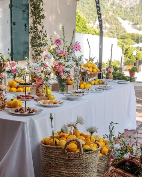 DOLCE VITA - ÉCLAT DE SAVEURS ☀️ Nous avons conçu un buffet estival vibrant de couleurs pour célébrer ce magnifique mariage d’été dans le Sud. Les teintes pastel se mêlent harmonieusement avec l’orange et le jaune, créant une atmosphère chaleureuse et accueillante. 🍋 Des fleurs fraîches, des citrons juteux et des bougies élégantes ornent la table, tandis que des assiettes soigneusement dressées présentent des amuse-bouches esthétiques qui ravissent les yeux autant que les papilles. Un gran... Summer Citrus Wedding Decor, Citrus Wedding, Wedding Decorations, Orange, Flowers