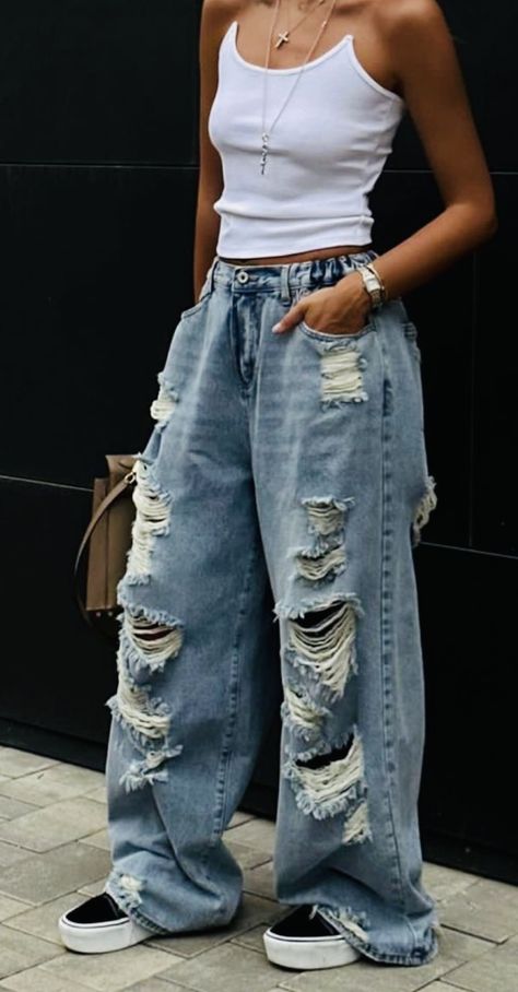 Ripped Pants Outfit, Looks Total Jeans, Distressed Jeans Outfit, Simple Work Outfits, Casual Weekend Style, Wide Leg Pants Outfit, Denim Street Style, Casual Summer Wear, Stylish Jeans