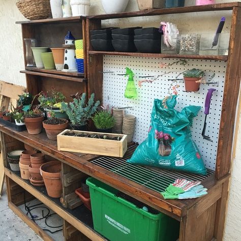 Potting Station Diy, Planting Station, Dresser Upcycle, Garden Work Bench, Potting Bench Ideas, Potting Bench Plans, Plant Workshop, Potting Station, Outdoor Potting Bench