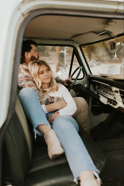 Western Couple Photoshoot, Car Engagement Photos, Western Engagement Photos, Country Couple Pictures, Classic Car Photoshoot, Vintage Engagement Photos, Western Photoshoot, Western Engagement, Western Photo