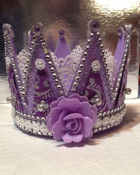 crown made with country crock margarine container Cardboard Crown, Crown Tutorial, Crown Centerpiece, Senior Crowns, Country Crock, Senior Crown, Crown Decor, Medieval Party, Crown Ideas