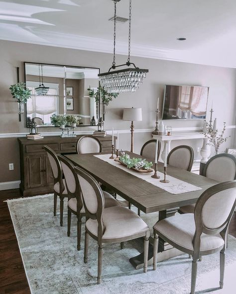 Dining Room Design New Classic, Dining Room New Classic, Center Piece Dining Room Table, Small Dining Room Ideas Decor, French Dining Room Ideas, New Classic Dining Room, Dinning Room Inspiration, Dinning Room Table Center Piece, Modern Classic Dining Room