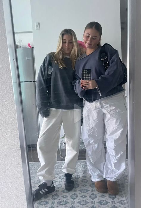 White Sweat Pant Outfit, White Parashoot Pants Outfit, Styling White Parachute Pants, Styling White Sweatpants, Parashut Pants Outfit Winter, White Cargo Sweatpants Outfit, Cream Parachute Pants Outfit, Style White Parachute Pants, White Parachute Pants Outfit Winter