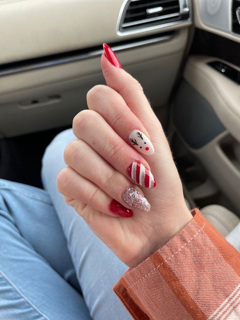 Simple Reindeer Nails, Christmas Nails With Reindeer, Candy Cane Christmas Nails, Candy Cain Nails, Christmas Nails Reindeer, Reindeer Christmas Nails, Candy Cane Nail Designs, Christmas Nails Acrylic Reindeer, Candy Cane And Santa Hat Nails