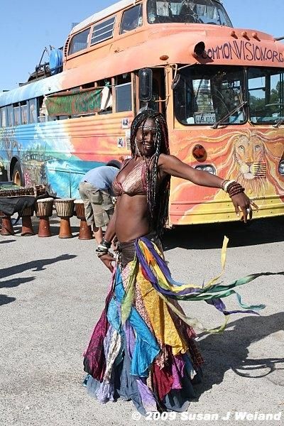 The black hippie movement - ONE LOVE all races Black Hippies 70s, Hippie Couple, Morgana Le Fay, Black Hippie, Black Hippy, Dirty Hippie, Beach Hippie, Hippie Skirt, Hippie Lifestyle