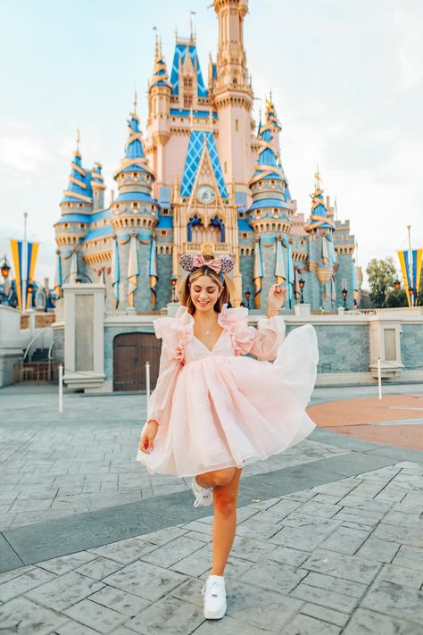 Wanderlust Outfit, Disney World Outfits Summer, Disney Kızları, Magic Kingdom Outfit, Disney Poses, Disney Picture Ideas, Disney Trip Outfits, Disney Fits, Disney Parque