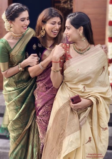 Group Pics In Sarees, Saree Poses Group Photoshoot Ideas, Poses For 3 Sisters In Saree, Wedding Saree Looks Indian Sister, Saree Friends Photoshoot, Saree Poses With Friends Photoshoot Ideas At Home, Group Photo Poses In Saree, Saree Photoshoot With Friends, Onam Photoshoot Ideas With Friends