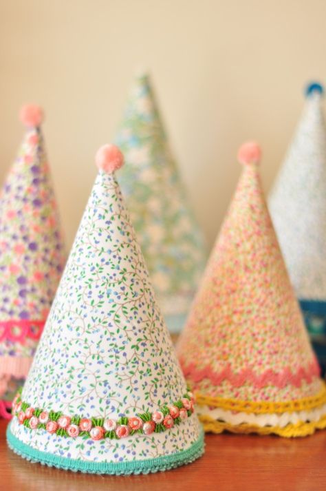 Paper Party Hats Diy, Homemade Party Hats, Fabric Birthday Hat, Fabric Party Hat, Diy Birthday Hat, Diy Party Hat, Birthday Hats, Anniversaire Diy, Fairy Bread