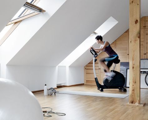 Turning an unused attic into a sports room. The roof windows allow a view on the outside while cycling! Home Gym Attic, Attic Gym Ideas, Loft Gym, Attic Gym, Yoga Nook, Room Above Garage, House Gym, Roof Windows, Attic Loft