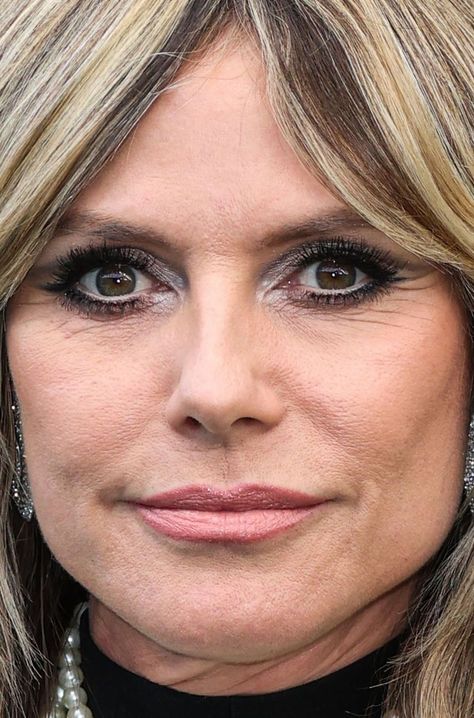 Close-up of Heidi Klum at the 2024 People’s Choice Awards. (Photo: Xavier Collin/Image Press Agency/ImageCollect) Heidi Klum Makeup, Heidi Klum Hair, Heidi Klum Model, Bronze Eyeshadow, Brunette Bob, Blonde Streaks, Red Carpet Beauty, Sleek Updo, Bright Red Hair