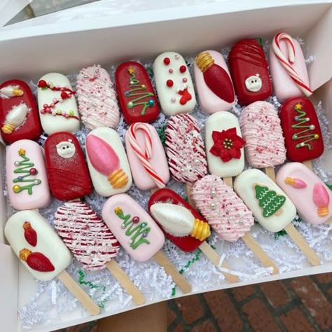 Christmas Dessert Boxes Ideas, Elf On The Shelf Cake Pops, Cakesicle Christmas, Vampire Cake Pops, Xmas Cakesicles, Cakescicles Recipes, Holiday Cakesicles, Thanksgiving Cakesicles Ideas, Christmas Cakesicle