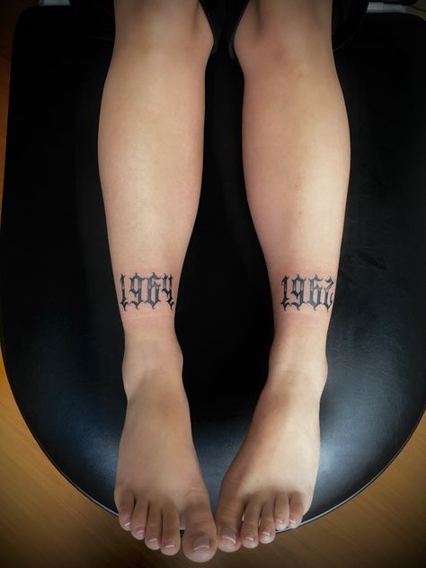 1964 - 1962 1964 Tattoo, Tattoo Pierna, Tela Iphone, Lettering Tattoo, Patchwork Sleeve, Piercings Jewelry, Tattoo Lettering, A Tattoo, Tattoos And Piercings