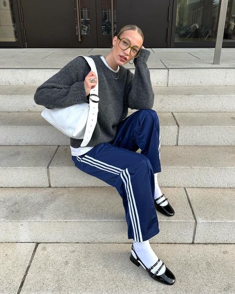 Instagram How To Style Adidas Joggers, Adidas Track Pants Outfit, Adidas Pants Outfit, Looks Adidas, Casual Sporty Outfits, Athleisure Outfits Summer, Track Pants Outfit, Winter Pants Outfit, Navy Outfit