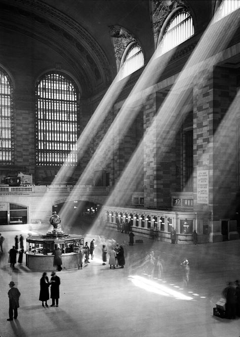 Wurts Bros. (New York, N.Y.) Interior of Grand Central. Museum of the City of New York. X2010.7.1.16795. Penn Station, Old Train Station, Grand Central Terminal, Grand Central Station, New York Central, Old Train, Grand Central, Vintage New York, Central Station