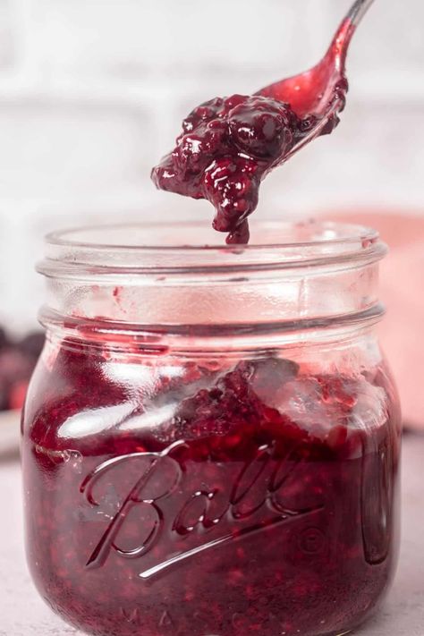 This easy berry compote can be made with fresh or frozen berries and is a great topping for pancakes, cheesecake, ice cream and many other desserts! Comes together in just 30 minutes. Frozen Berry Sauce, Mixed Berry Compote, Topping For Pancakes, Shrub Recipe, Cranberry Compote, Compote Recipe, Berry Sauce, Berry Compote, Cheesecake Ice Cream