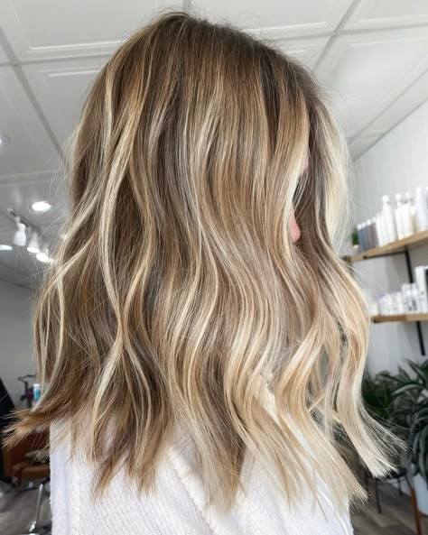 Beach Blonde Balayage, Beachy Blonde, Beach Blonde Hair, Sandy Blonde Hair, Hair Contouring, Beach Blonde, Brunette Hair With Highlights, Honey Blonde Hair, Balayage Hair Blonde