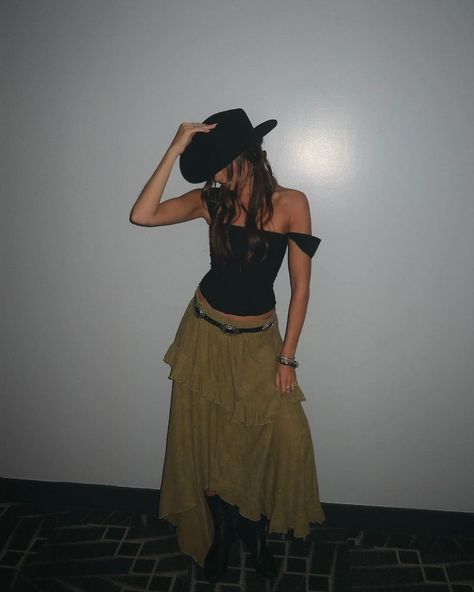 Lace Ruffle Skirt, Cowboy Chic, 2024 Aesthetic, Long Flowy Skirt, Midi Skirt Outfit, Long Midi, Country Concert Outfit, Western Outfits Women, Cowboy Outfits