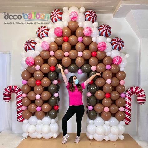 Balloon Decorations Diy Tutorials, Balloon Bouquet Diy, Balloon Tree, Gingerbread House Parties, Balloon House, Christmas Balloon Decorations, Holiday Balloons, Gingerbread Party, Gingerbread Decorations