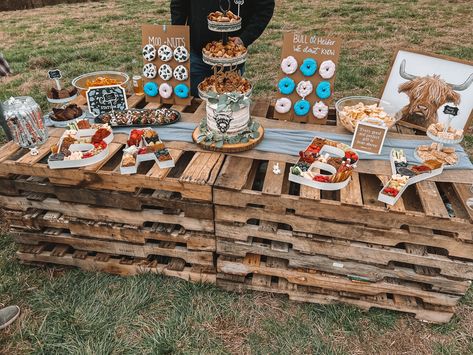 Cow Candy Table, Bill Or Heifer Gender Reveal, Team Heifer Team Bull Gender Reveal, Country Style Gender Reveal Ideas, Bulls Or Barrels Gender Reveal, Boho Western Gender Reveal Ideas, Bulls And Heifers Gender Reveal, Western Gender Reveal Decorations, Gender Reveal Ideas For Party Western