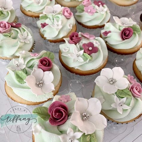 Art Deco Cake, Fondant Flowers, Flower Cupcakes, Buttercream Frosting, Buttercream Cake, Fondant Cakes, Mini Cupcakes, Frosting, Sugar Cookies