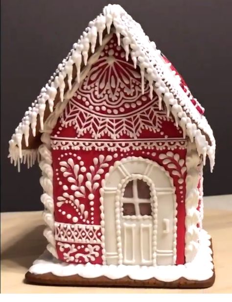 Detailed Gingerbread Houses, Scandinavian Gingerbread House, Gingerbread House Piping, Piping Ideas, White Gingerbread House, White Gingerbread, Cardboard Gingerbread House, Homemade Gingerbread House, Gingerbread House Ideas