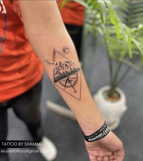 Boys Hand Tattoo, Compass Tattoos Arm, Arrow Compass Tattoo, Ankle Band Tattoo, Tattoo Arrow, Tiny Flower Tattoos, Thumb Tattoos, Full Hand Tattoo, Makeup Courses